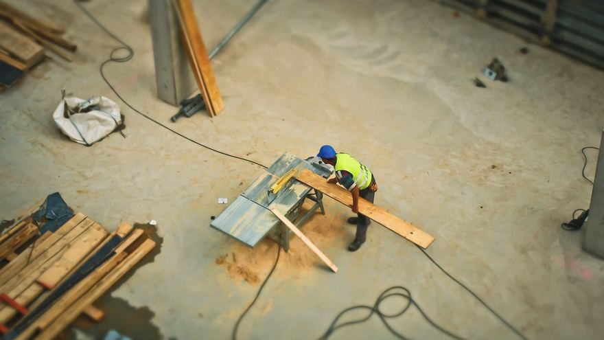 Operario trabajando sobre el forjado de una obra